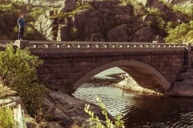 Kvinne på bro i Rogaland